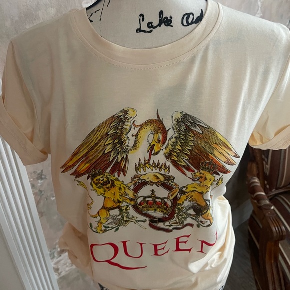 QUEEN GRAPHIC TEE SHIRT NWT - Picture 3 of 5